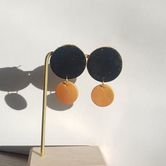 Handmade Elegant Black and Gold Earrings - Picture 3 of 4